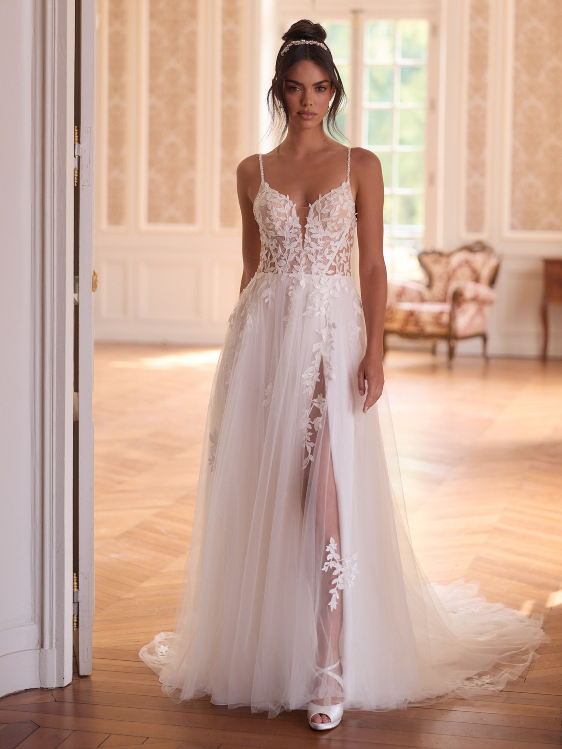 Tüll Brautkleid ivory mit Spaghetti Träger, floraler Spitze und Beinschlitz